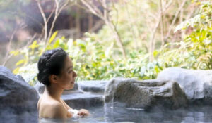 sensasi berendam di onsen alam terbuka hokkaido