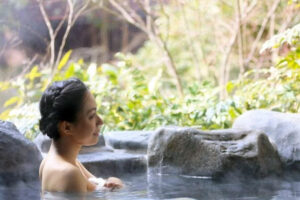sensasi berendam di onsen alam terbuka hokkaido